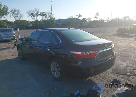 2017 Toyota Camry Le z USA, uszkodzony, nr VIN 4T1BF1FK0HU277334